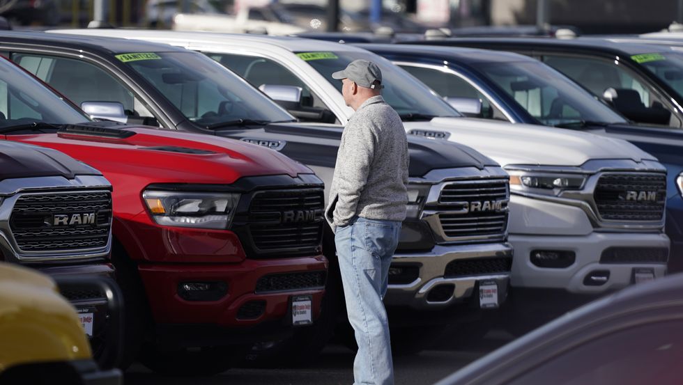 Продажи новых автомобилей увидят смешанный финиш в декабре после бурного года